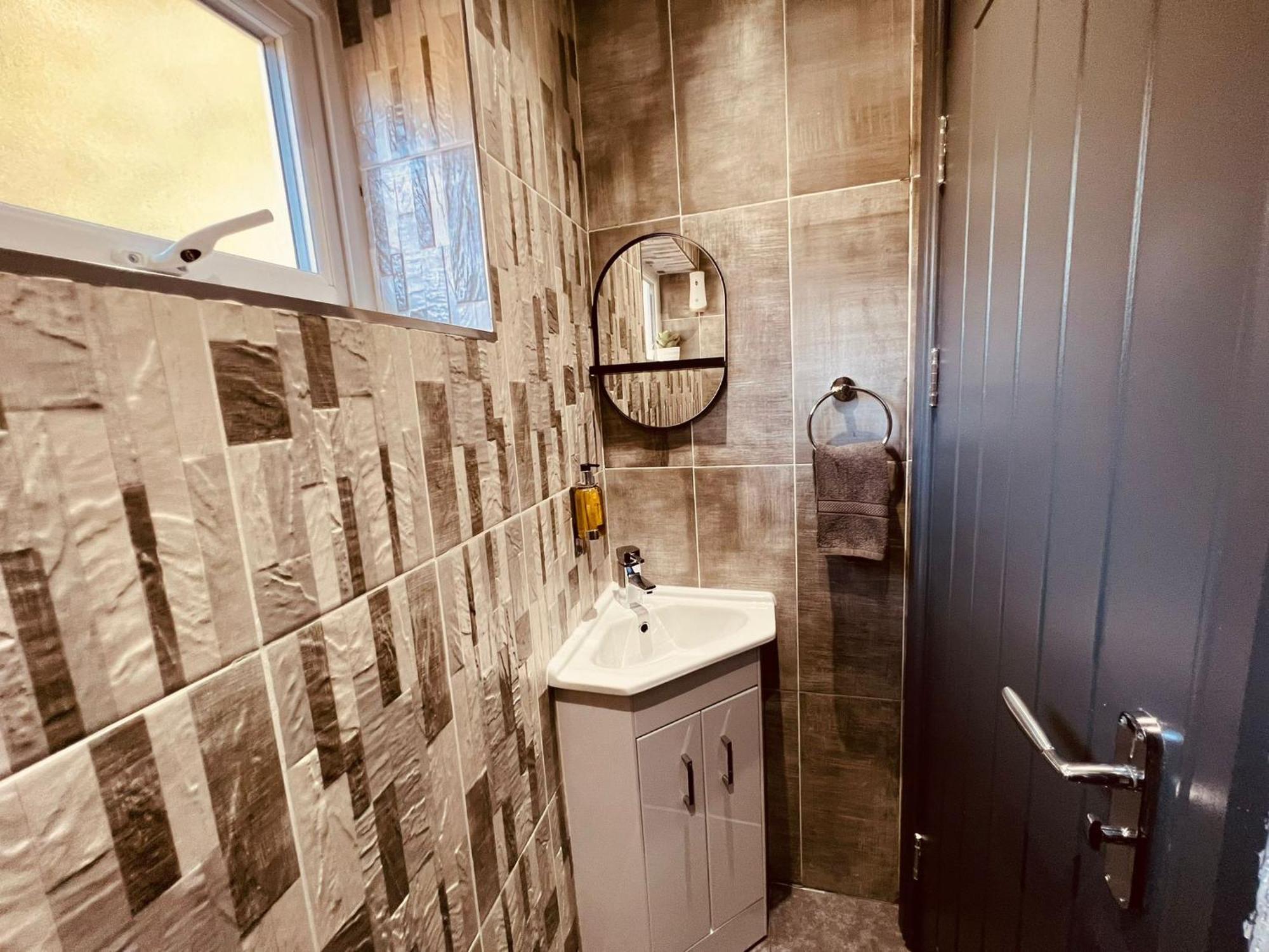 Modern Suites -5 Bedroom House- With Free Parking Birmingham City Exterior foto